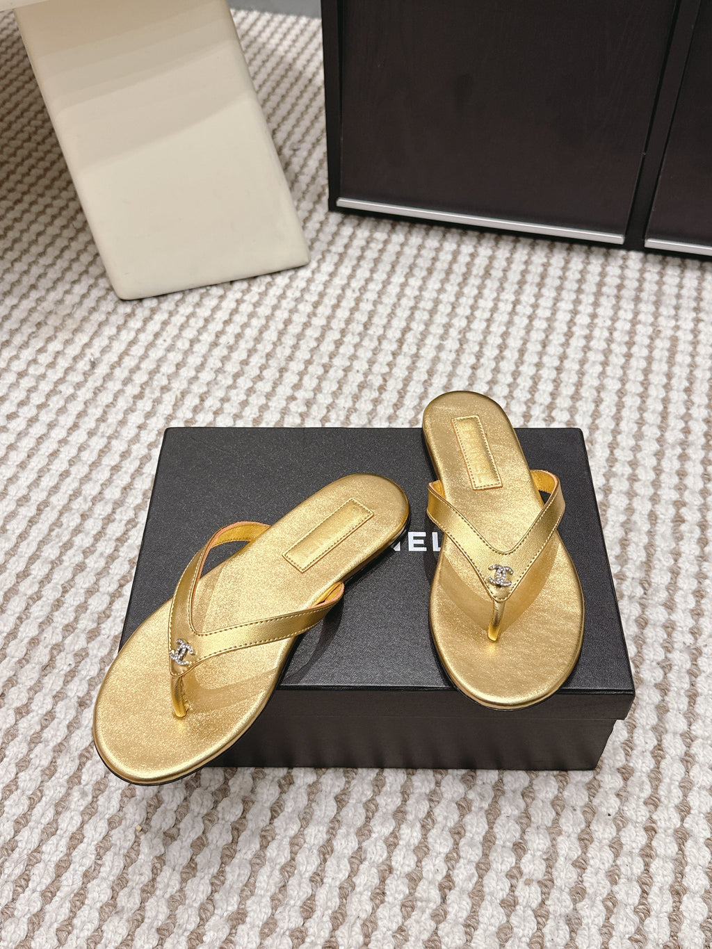 CC 26ss Flip-Flops Gold Metalic Sheepskin 653600