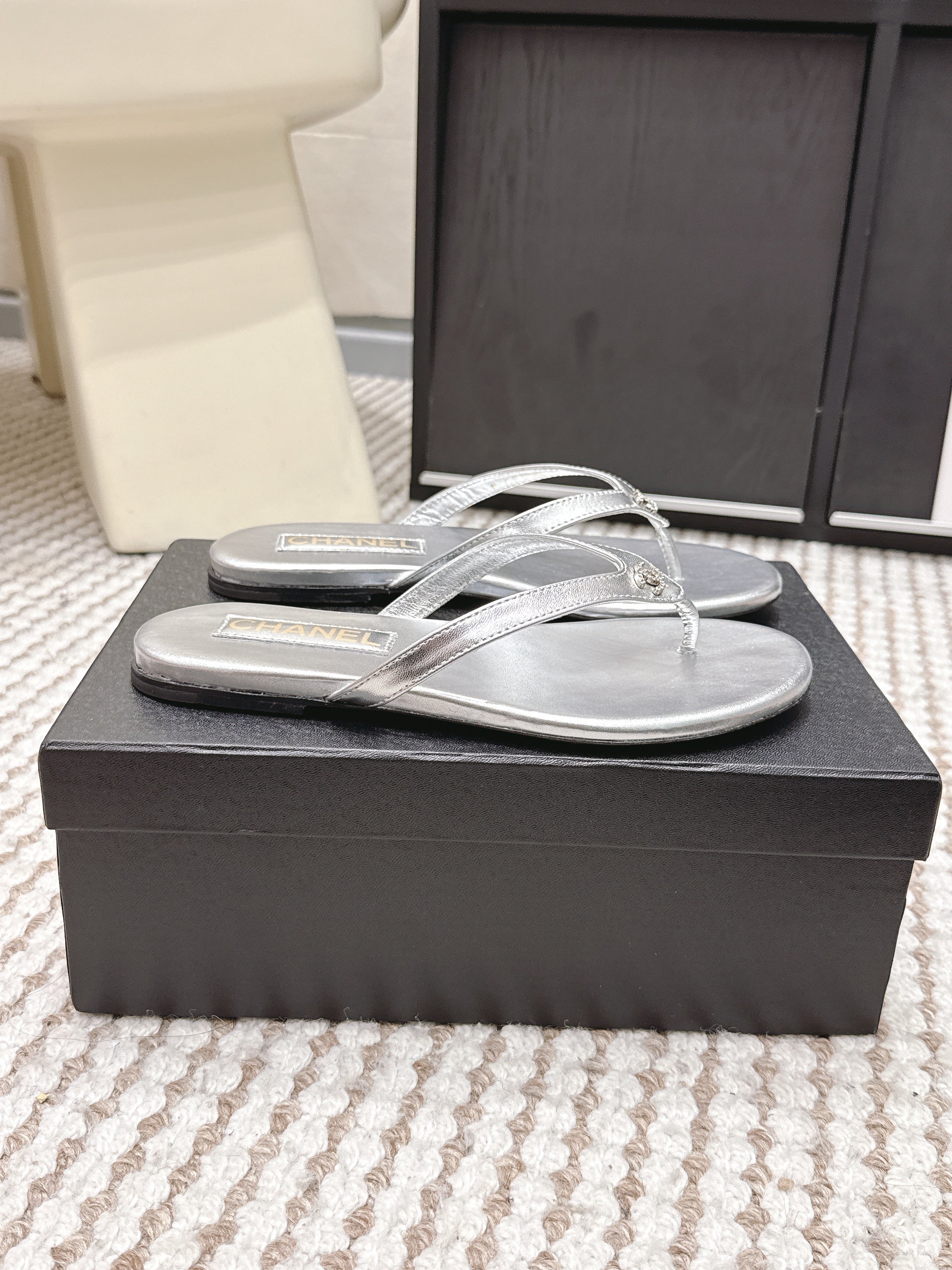 CC 26ss Flip-Flops Sliver Metalic Sheepskin 653601