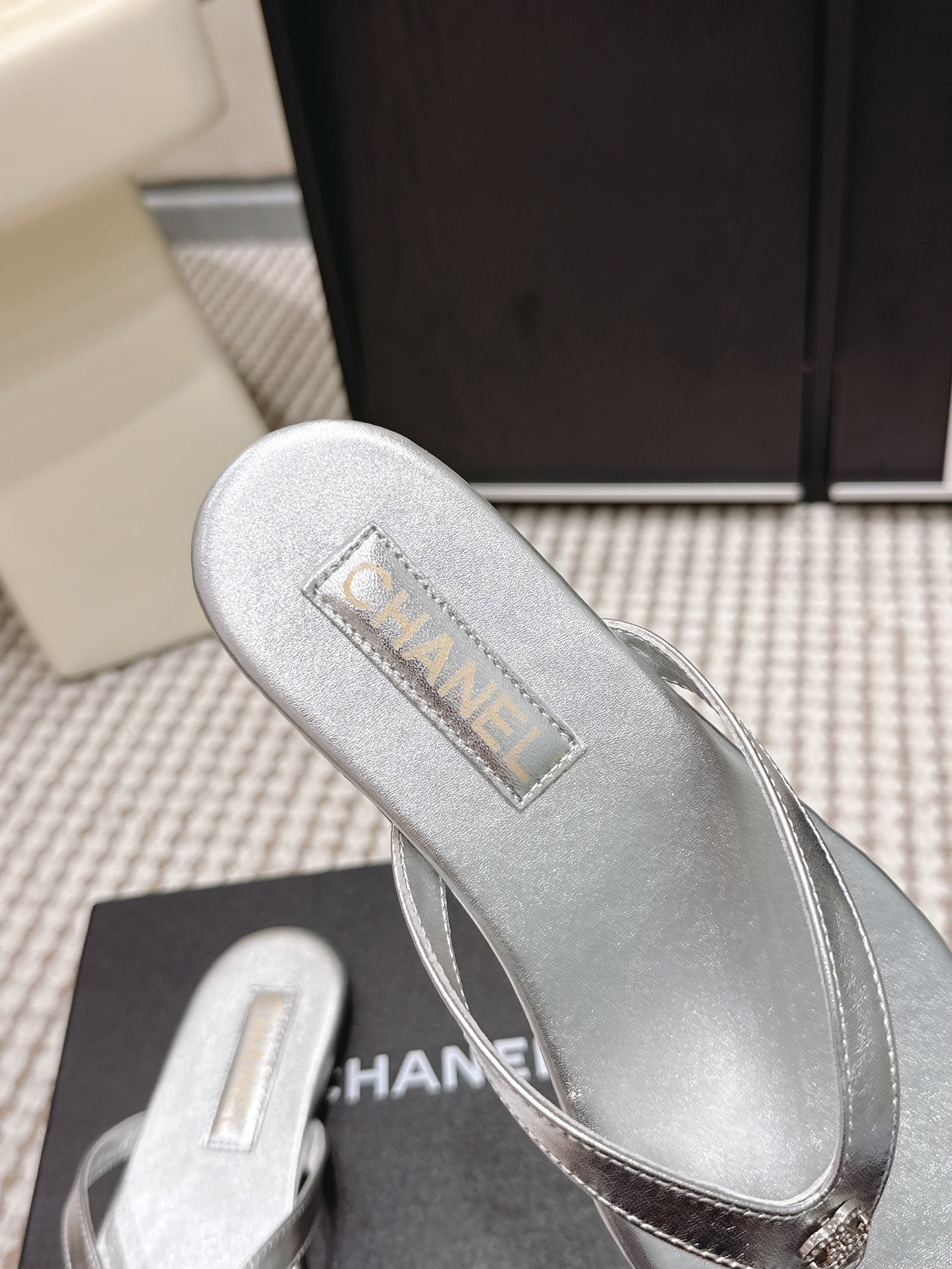 CC 26ss Flip-Flops Sliver Metalic Sheepskin 653601