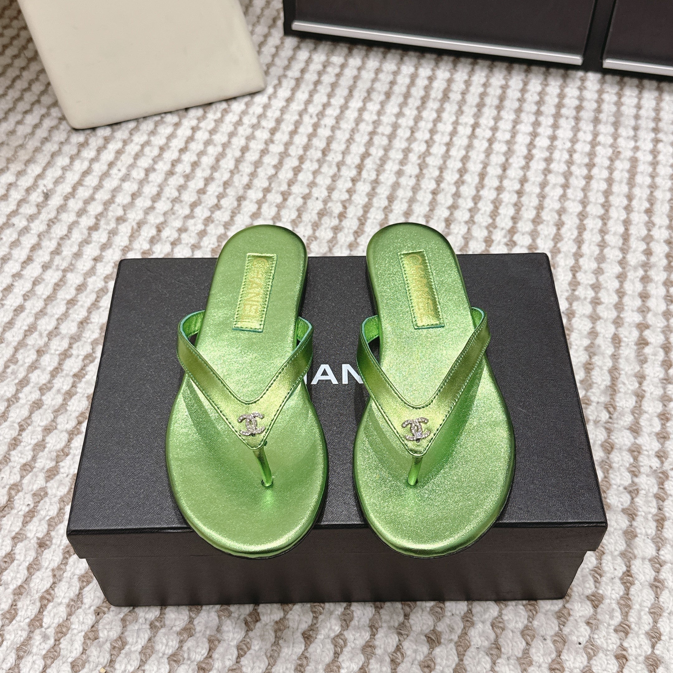 CC 26ss Flip-Flops Green Metalic Sheepskin 653602