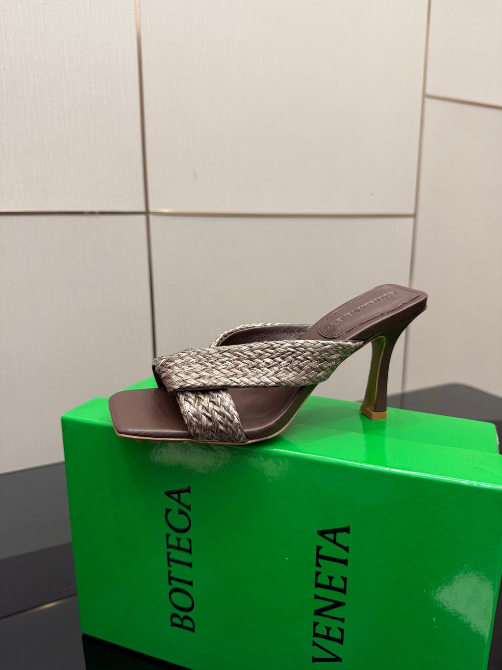 BV 26s Heeled Sandals 9.5cm Dark Brown Calfskin Raffia