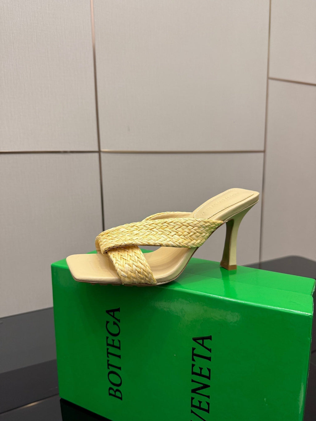 BV 26s Heeled Sandals 9.5cm Light Yellow Calfskin Raffia