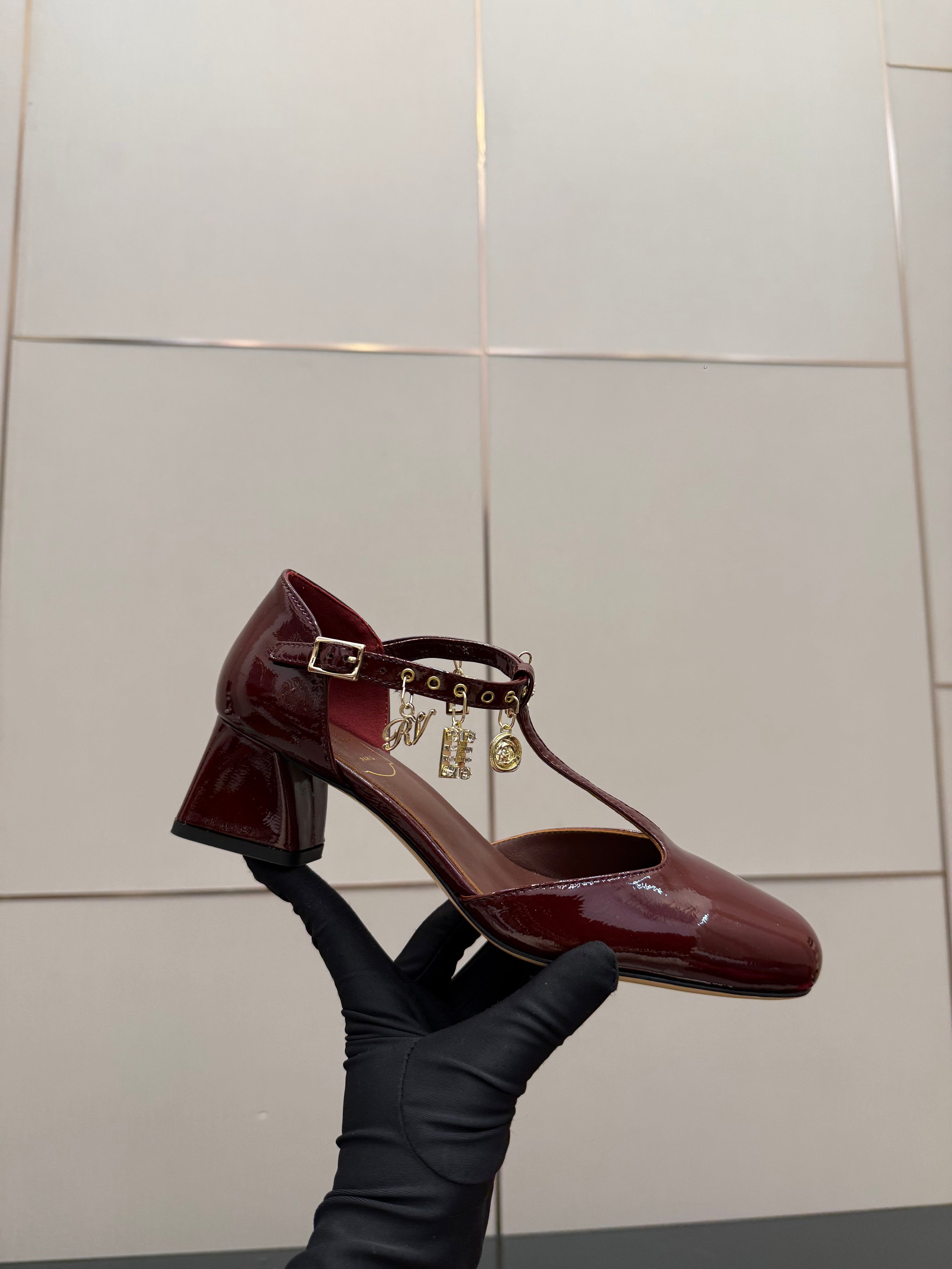 RV 26WF New T-Strap Rhinestone Strap Sandals 4.5 Burgundy Patent Leather 629890