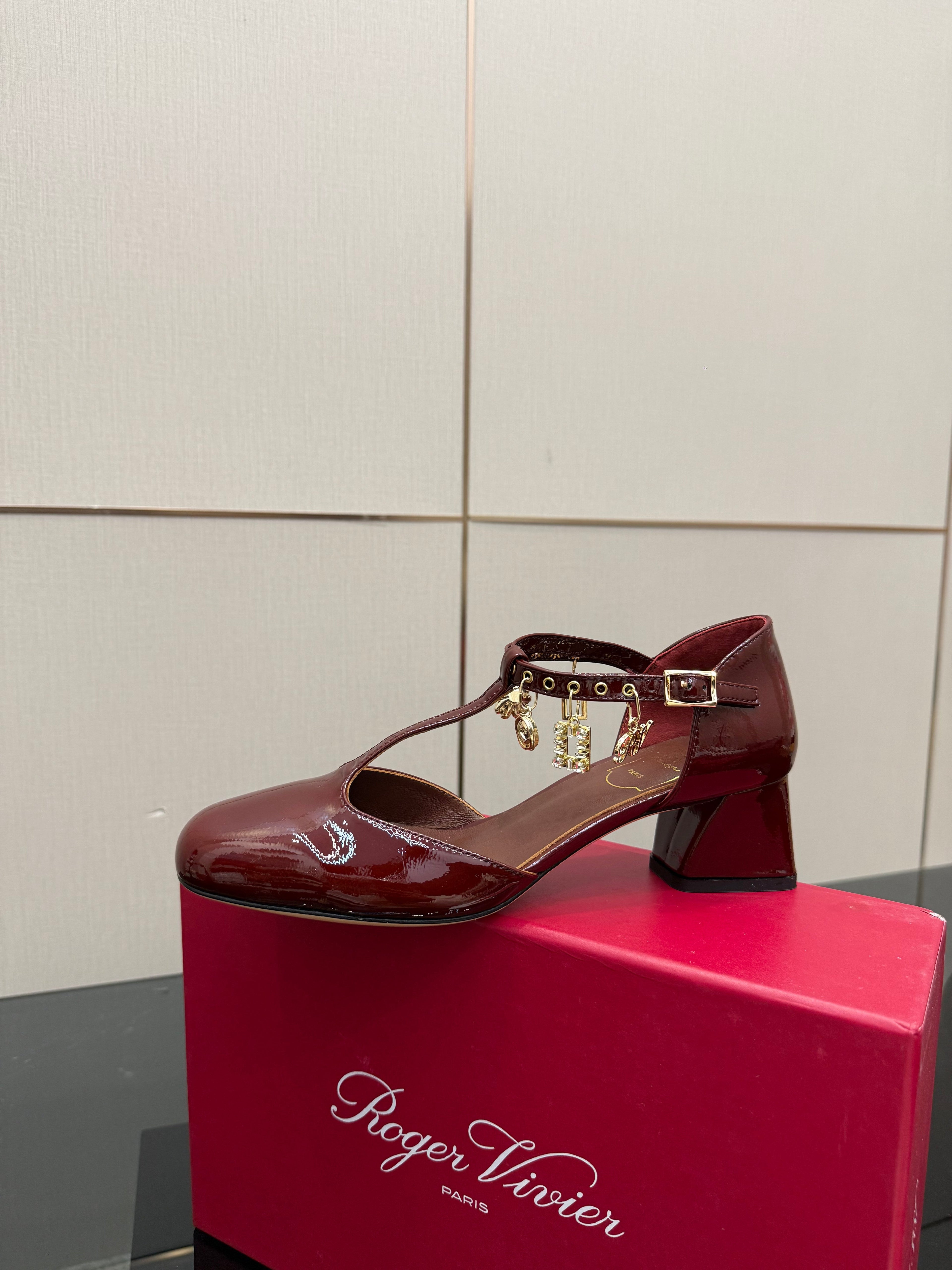 RV 26WF New T-Strap Rhinestone Strap Sandals 4.5 Burgundy Patent Leather 629890
