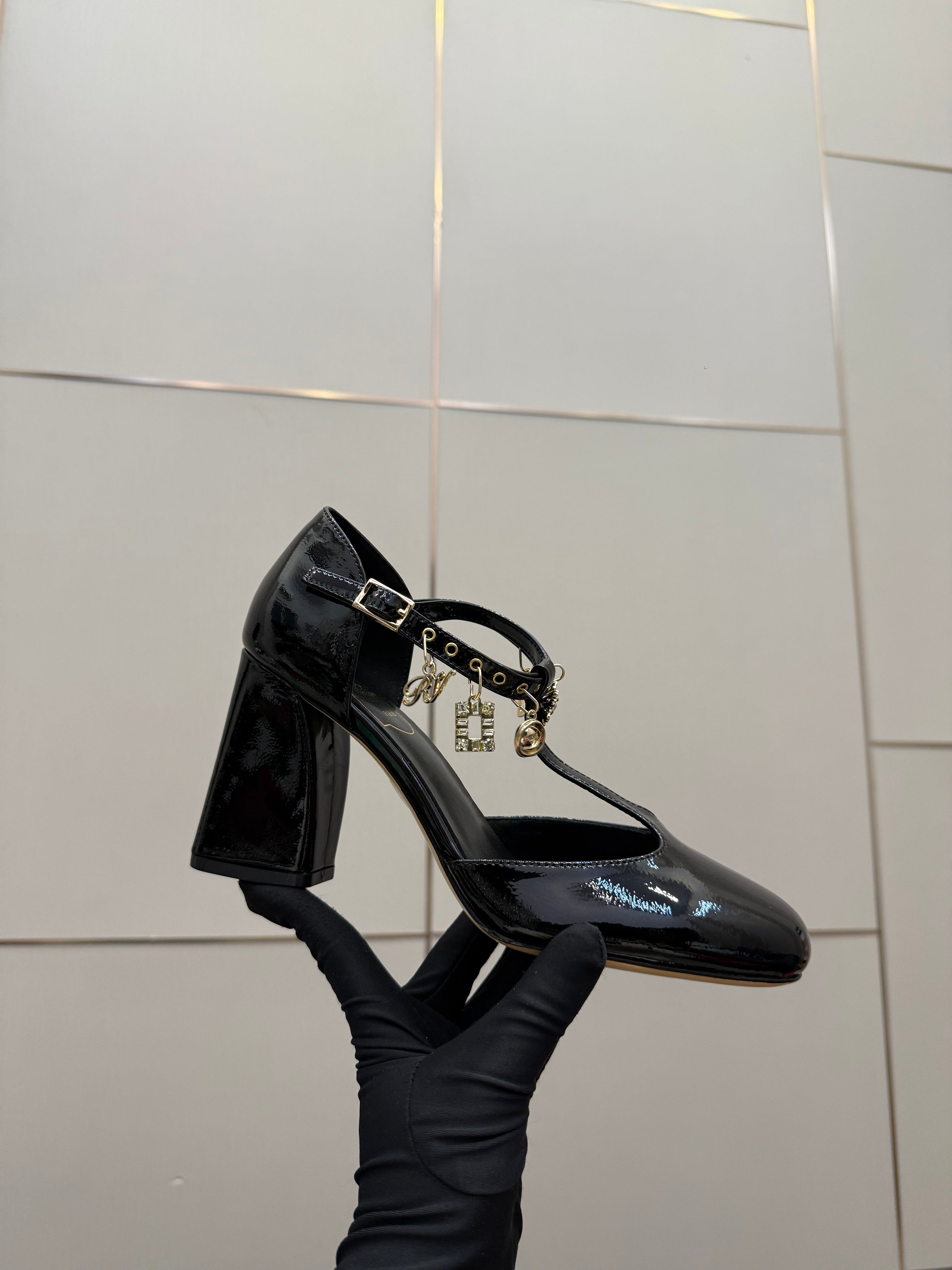 RV 26WF New T-Strap Rhinestone Strap Sandals 7cm Black Patent Leather 629891