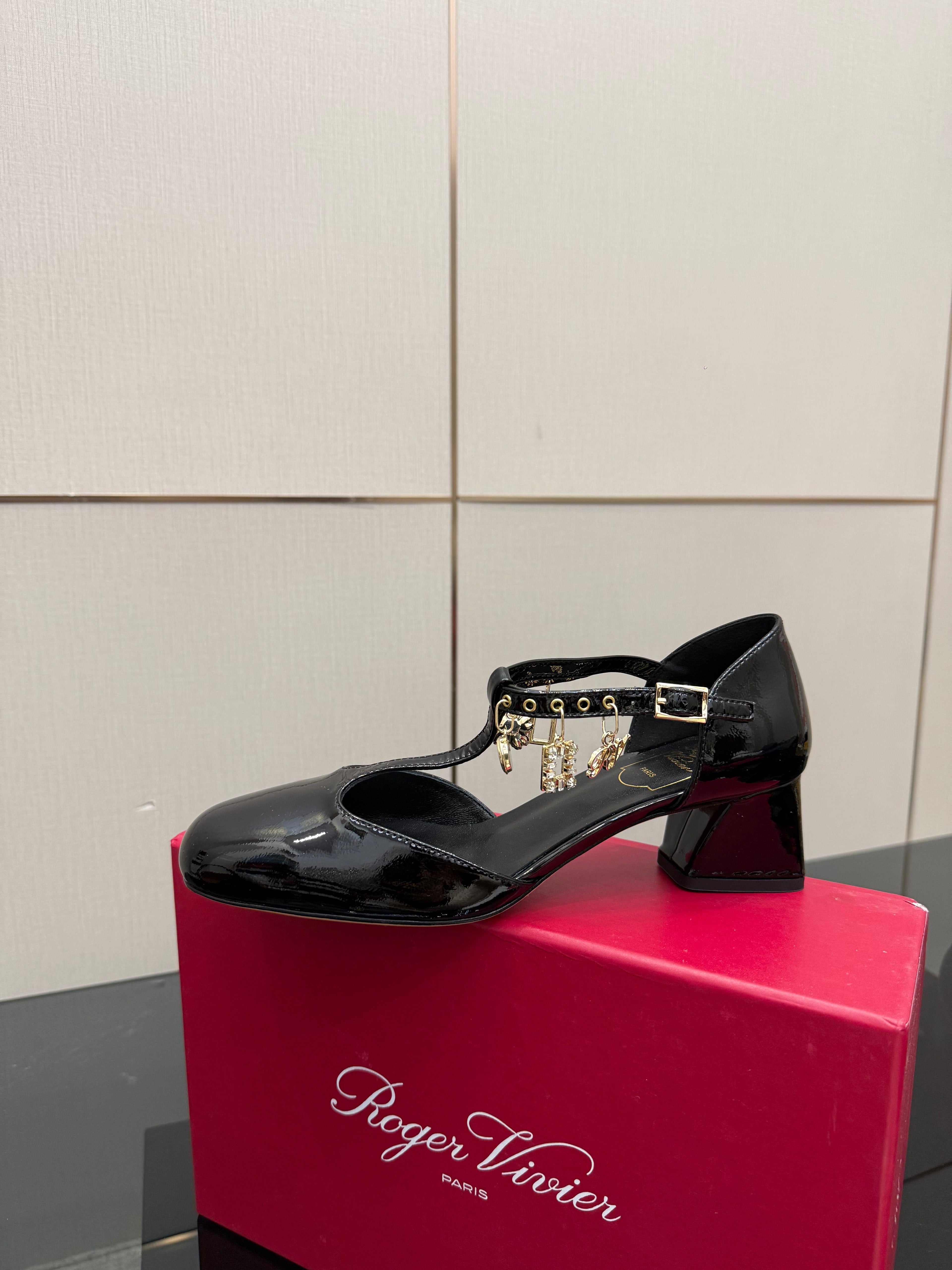 RV 26WF New T-Strap Rhinestone Strap Sandals 4.5 Black Patent Leather 629892