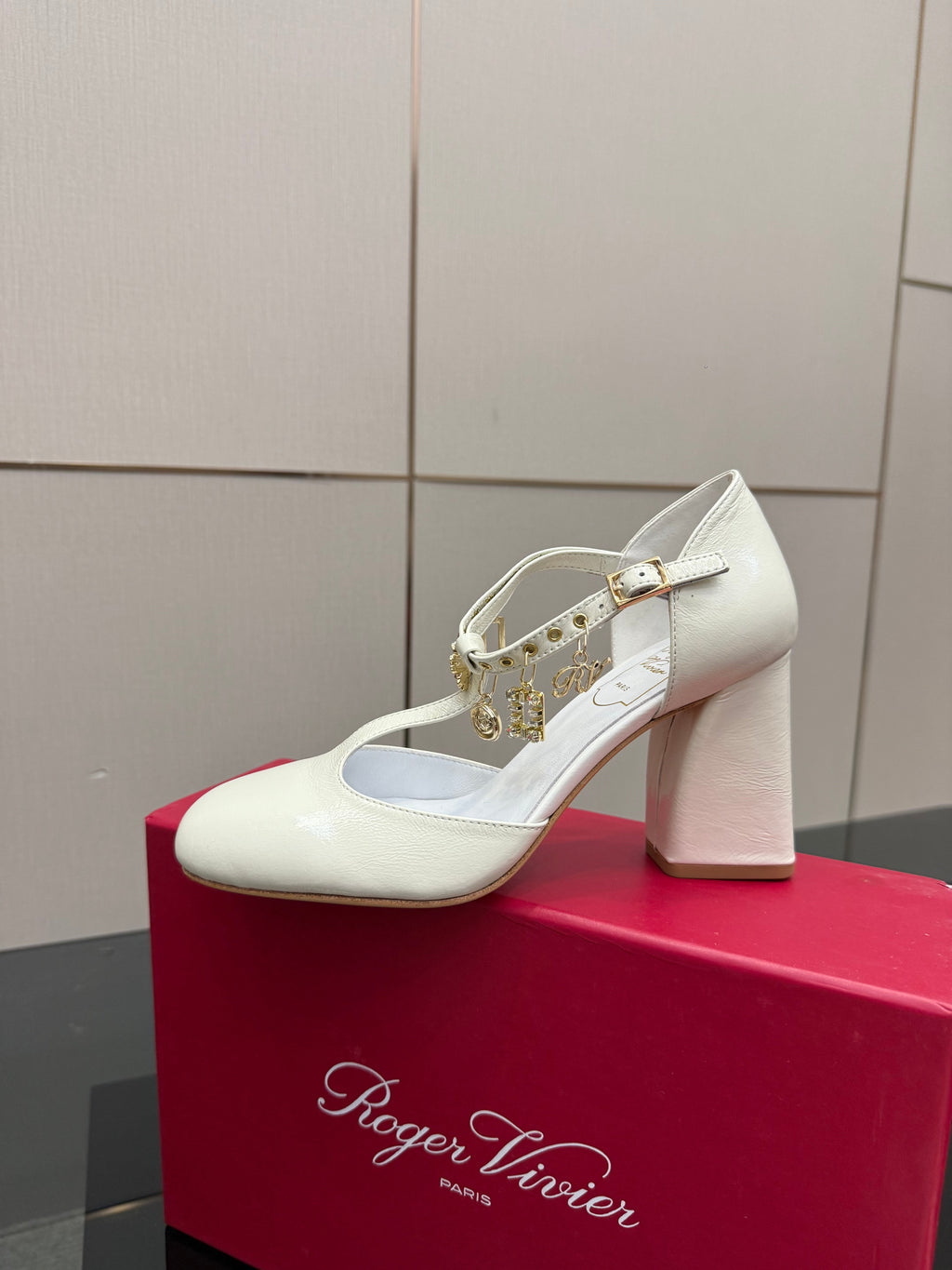 RV 26WF New T-Strap Rhinestone Strap Sandals 7cm White Patent Leather 629893