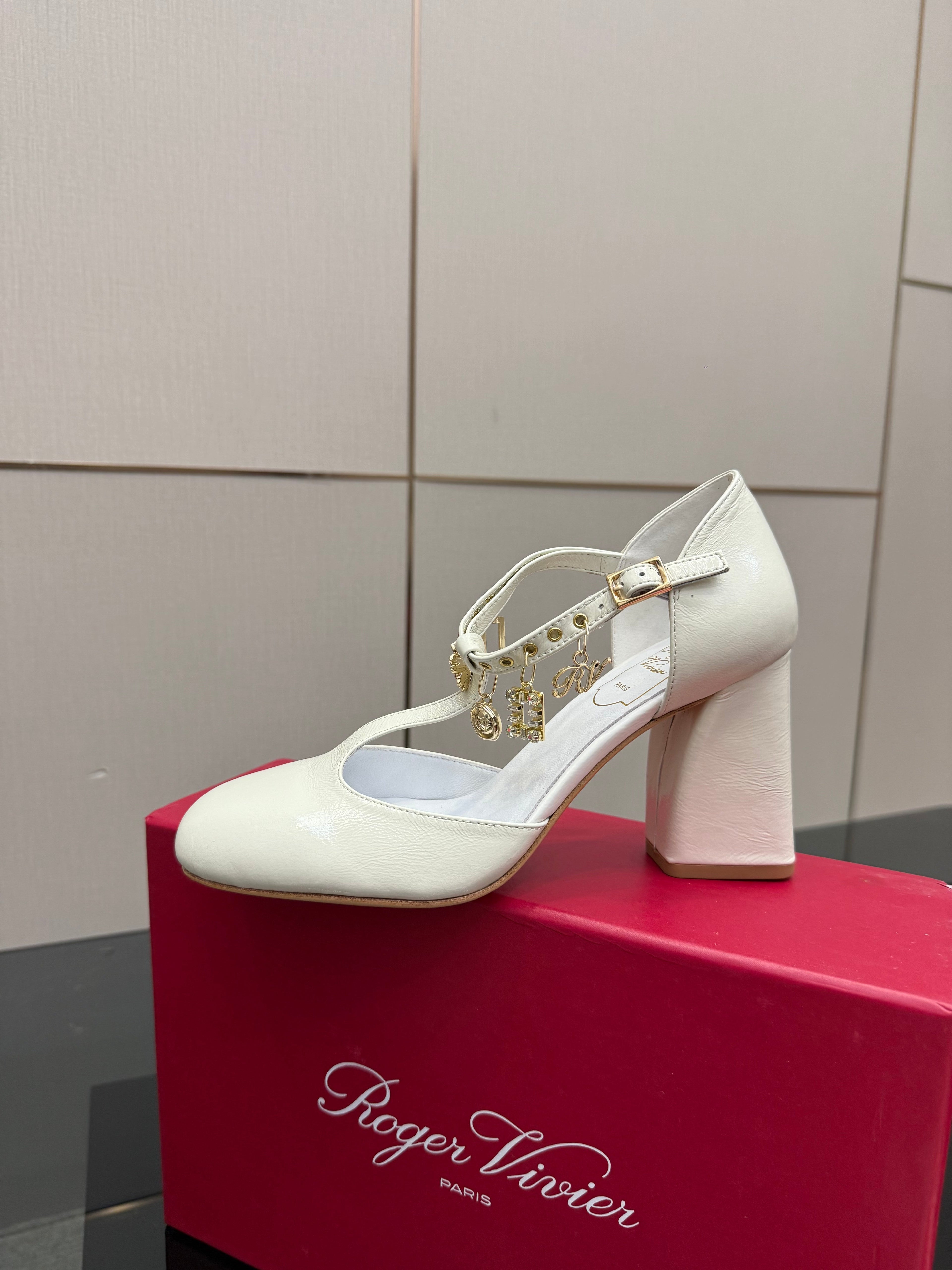 RV 26WF New T-Strap Rhinestone Strap Sandals 7cm White Patent Leather 629893