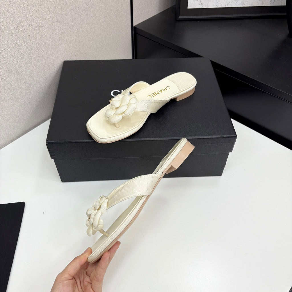 CC 25 Camellia Thong Sandals Ivory Sheepskin And Fabric 368836