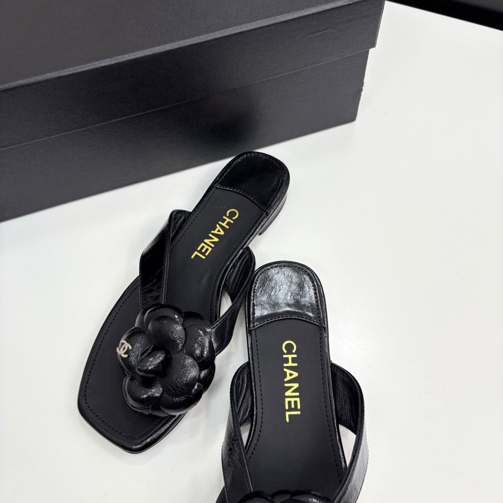 CC 25 Camellia Thong Sandals Black Sheepskin 368839