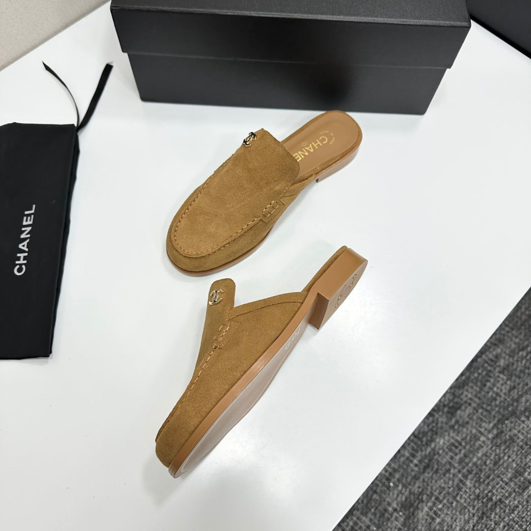 CC SS 2026 Pre Loafer Sandal Camel Suede 630503