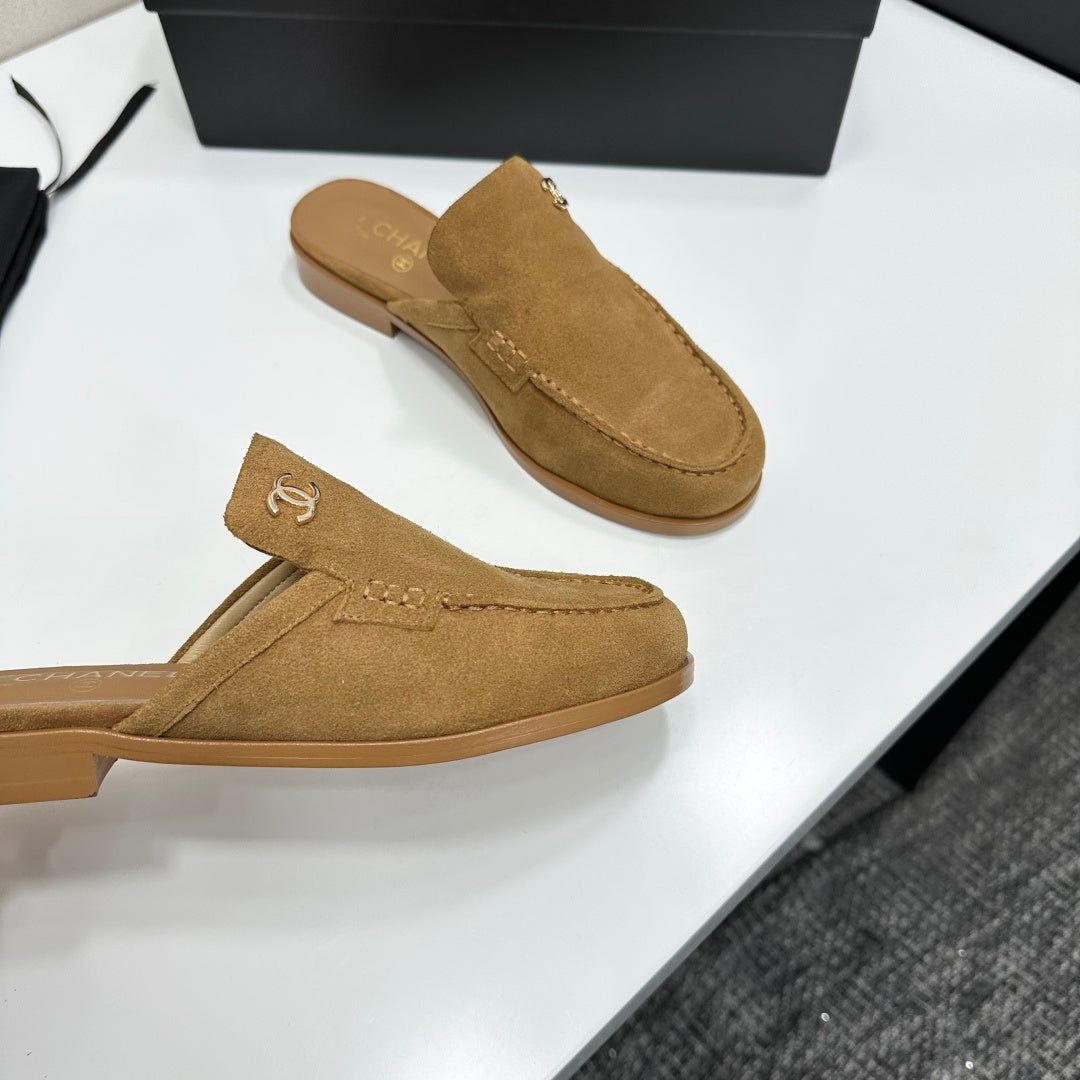 CC SS 2026 Pre Loafer Sandal Camel Suede 630503