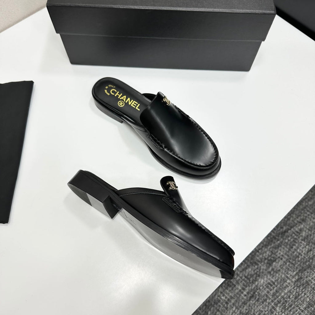 CC SS 2026 Pre Loafer Sandal Black Calfskin 630477