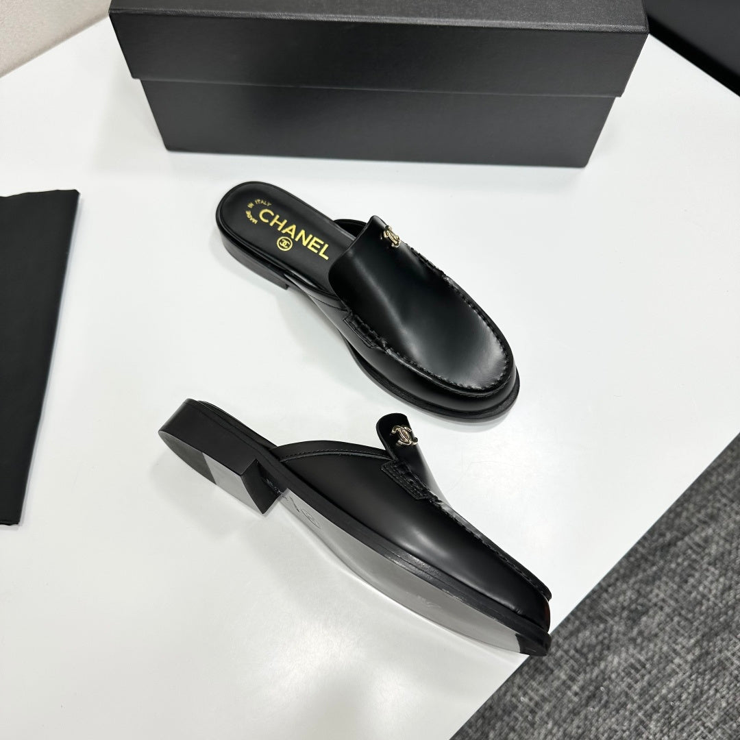CC SS 2026 Pre Loafer Sandal Black Calfskin 630477