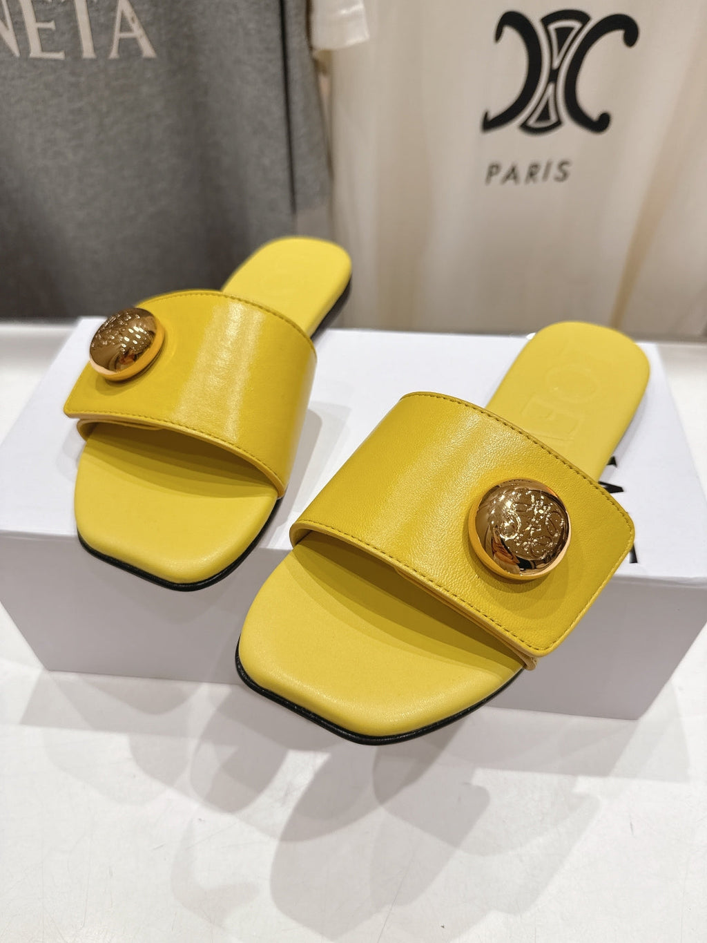 Loewe 25 Pebble Slide Yellow Calfskin