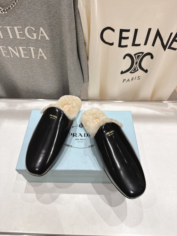 Prada 25s Furry Slippers Black Patent Sheepskin And Wool 535490