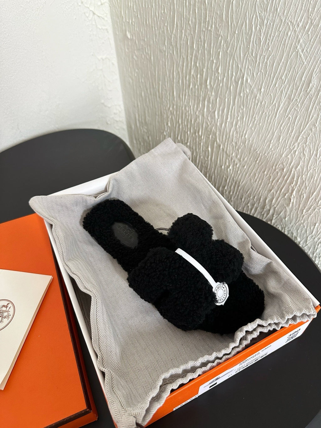 HM Oran Sandal Black Wool Fleece 961011