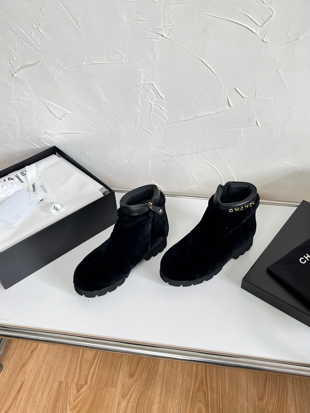 CC Interlocking CC Logo Boots Shearling Black Leather 543111