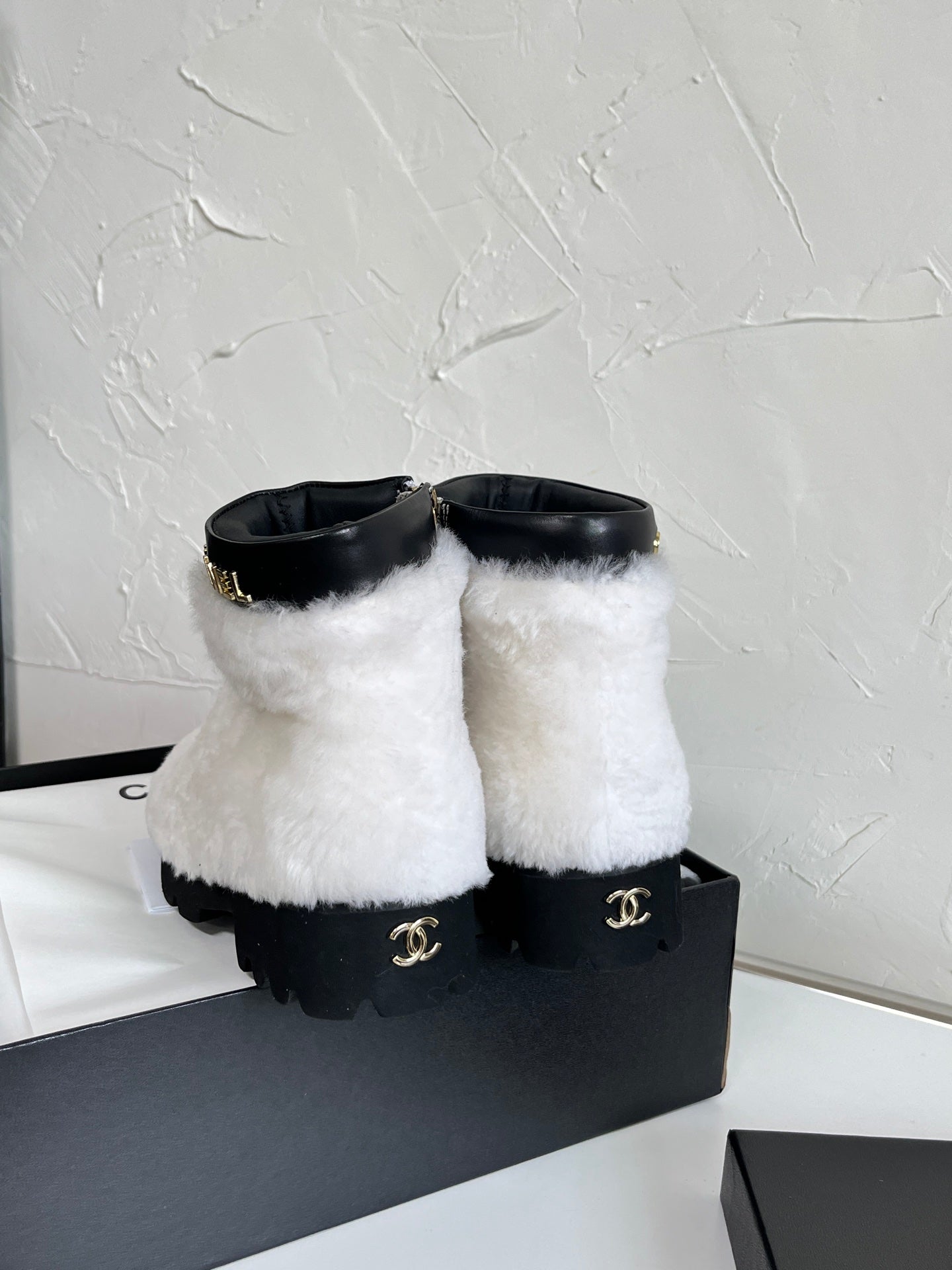 CC Interlocking CC Logo Boots White Shearling Black Leather 543112