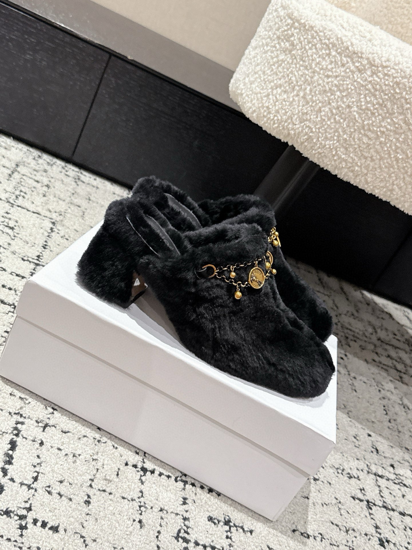Chloe Covered Fur Slippers Black Wool 514327