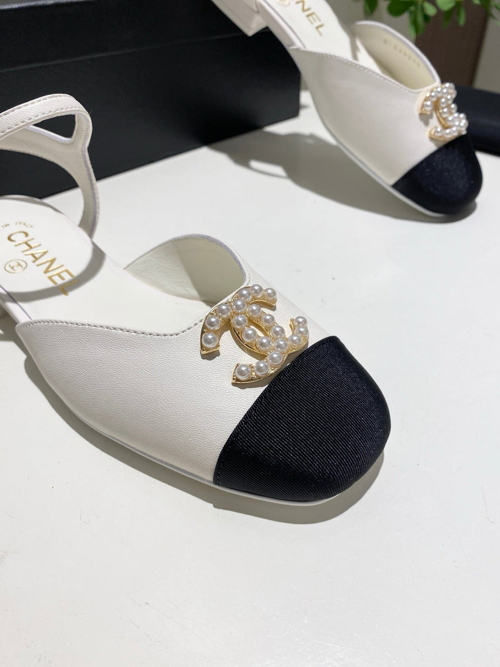 CC 25P Pearl Buckle Mary Jane Sandals Black White Sheepskin Frabic 466989