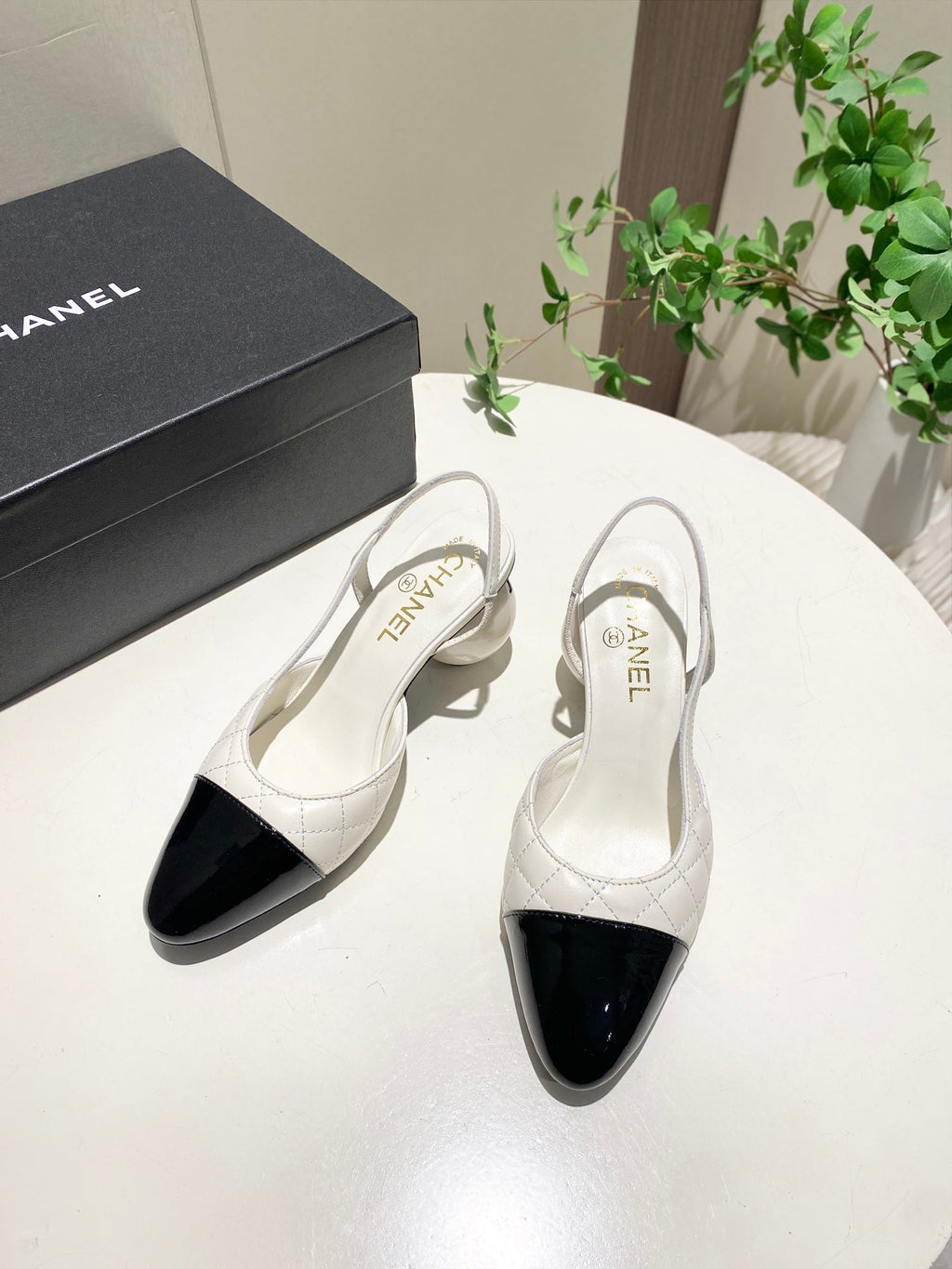 CC 26P Slingback Pearl-Shaped Heel 7cm White Black Quited Leather 767267