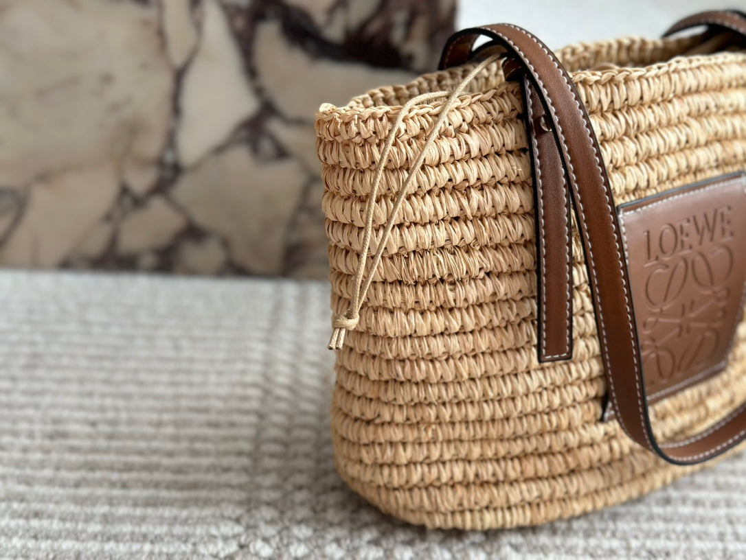 LOE 27 SUMMER WOVEN BASKET IN NATURAL RAFFIA