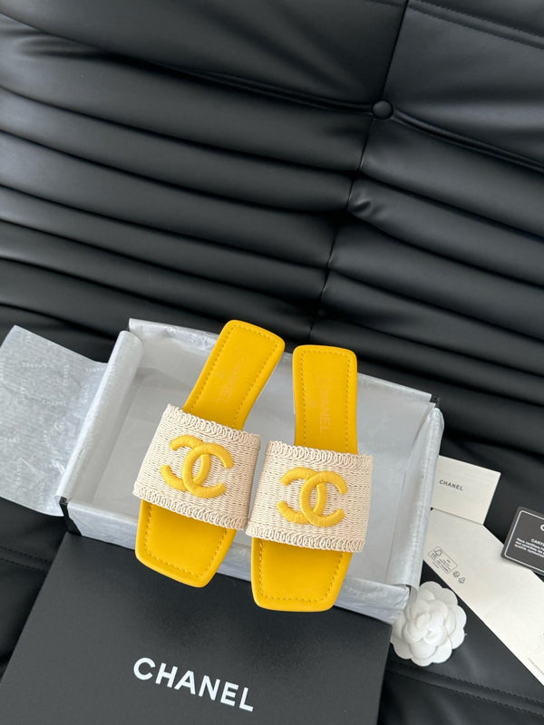 WOVEN SLIDE IN RAFFIA AND LIGHT YELLOW LAMBSKIN