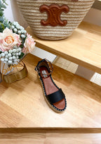 ROCKSTUD FLATFORM SANDAL IN BLACK CALFSKIN