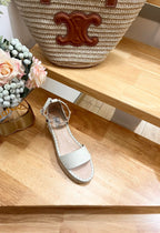 ROCKSTUD FLATFORM SANDAL IN WHITE CALFSKIN