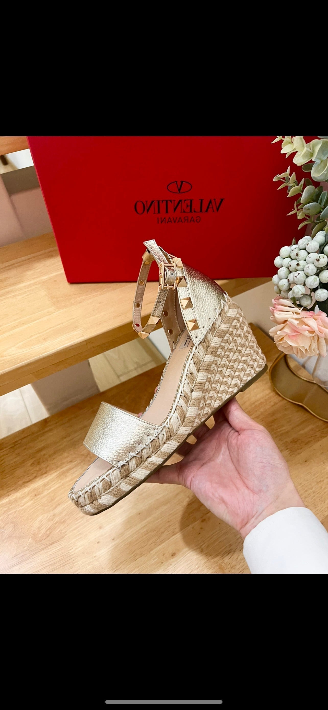 Double Rockstud Grainy Calfskin Wedge Sandal In Light Yellow Metallic Cowhide And Raffia 852841
