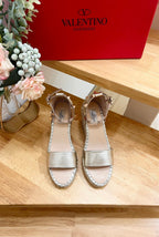 Double Rockstud Grainy Calfskin Wedge Sandal In Light Yellow Metallic Cowhide And Raffia 852841