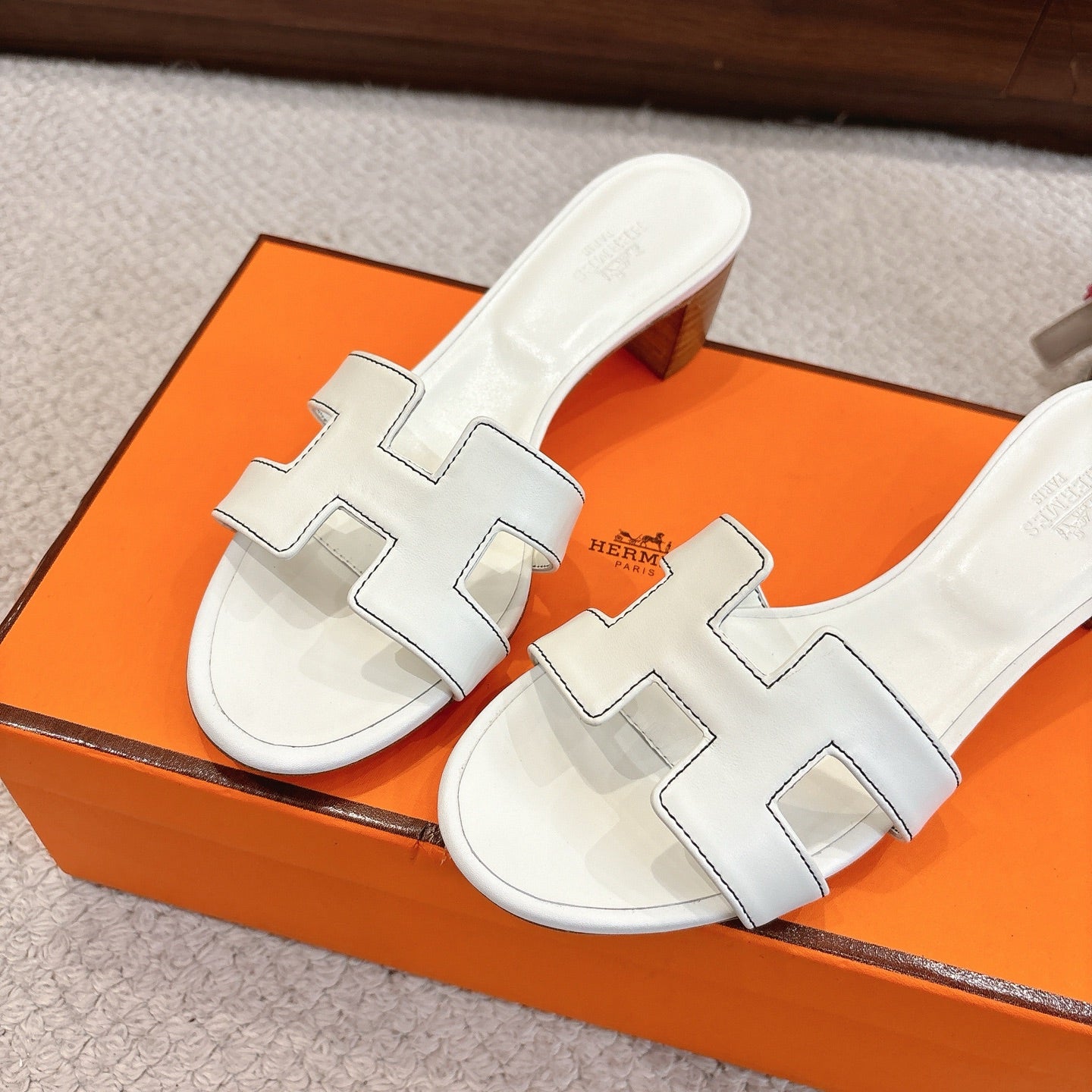 HM Oasis Sandals White Chisel Pattern Cowhide 544094