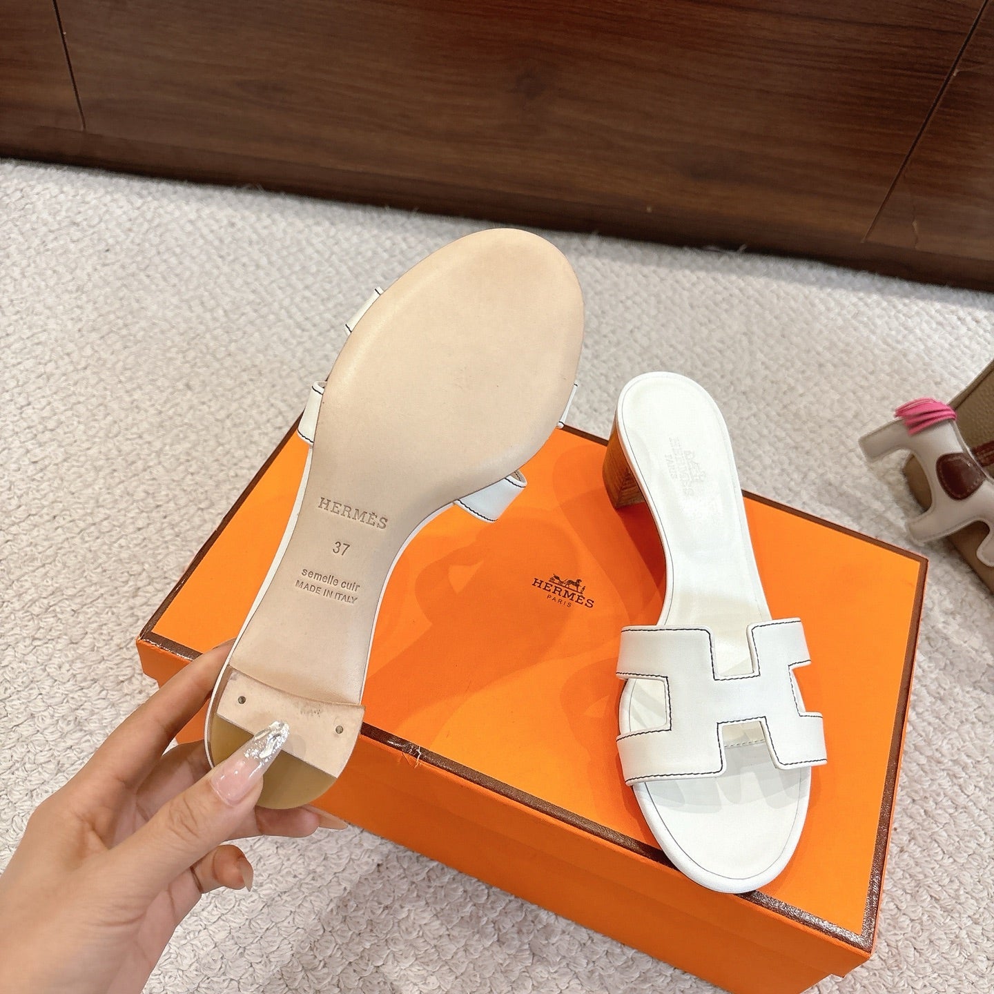 HM Oasis Sandals White Chisel Pattern Cowhide 544094