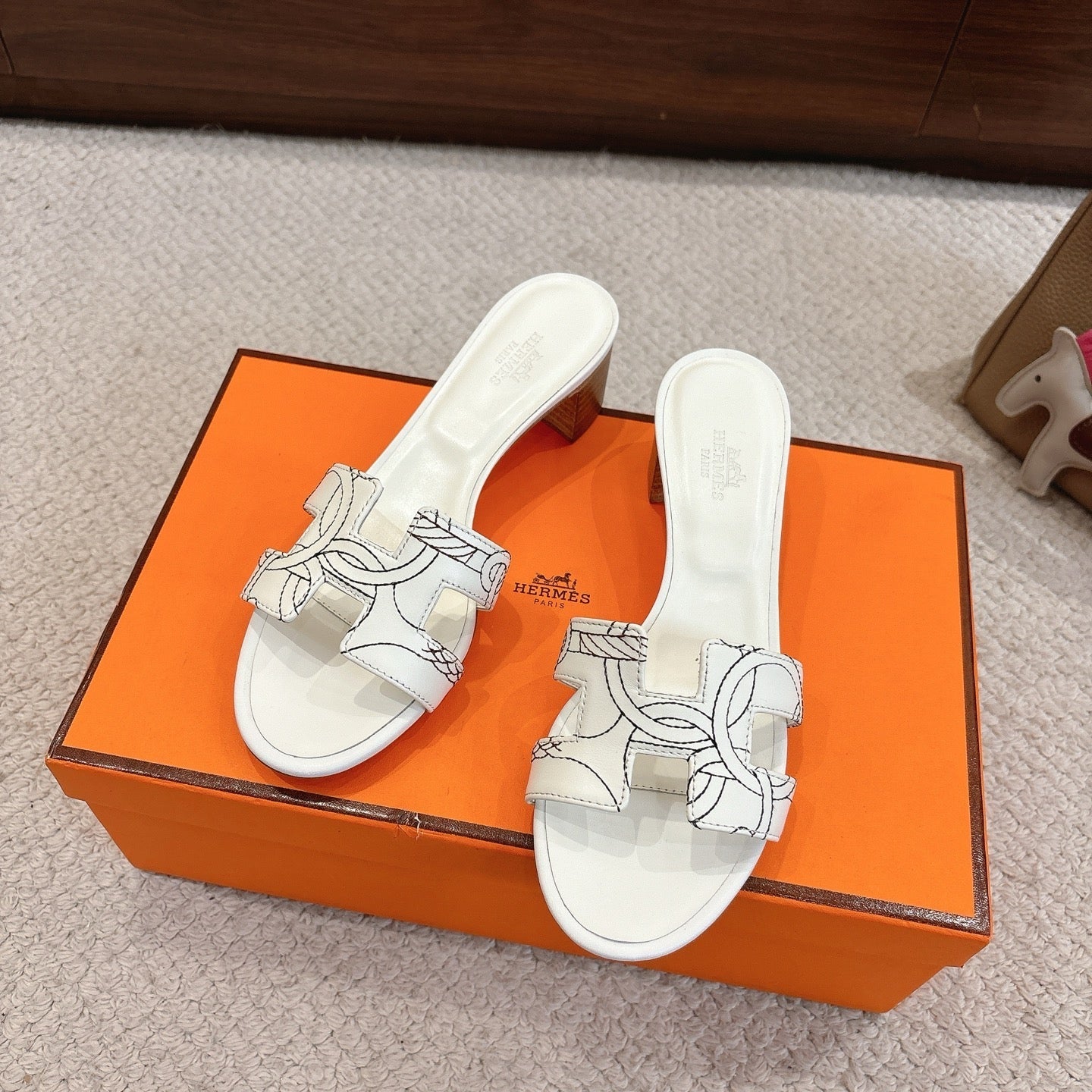 HM Oasis Sandals White Embroidery Pattern Cowhide 544097