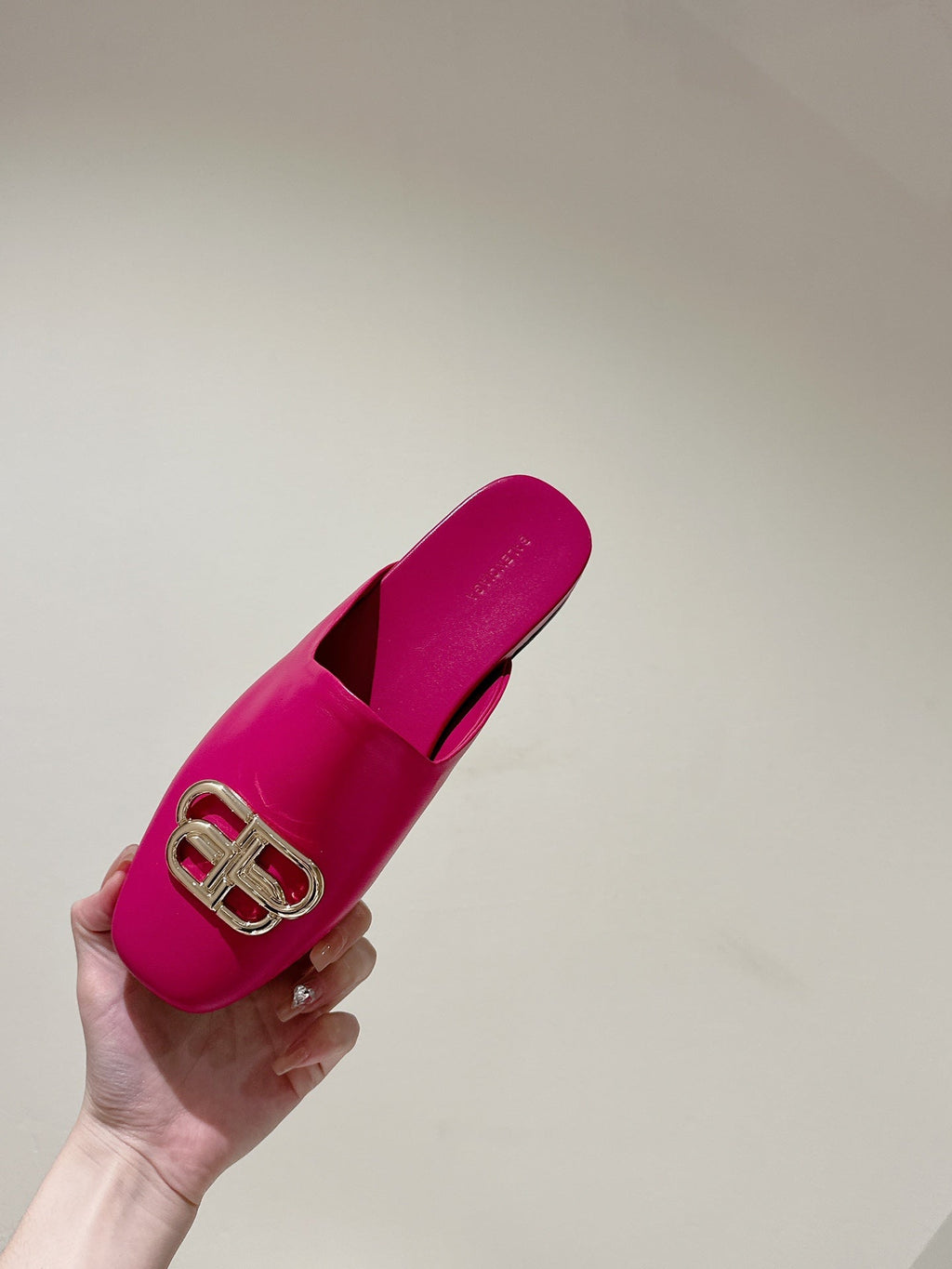 FLAT MULES IN DEEP PINK SMOOTH CALFSKIN GOLD BUCKLE