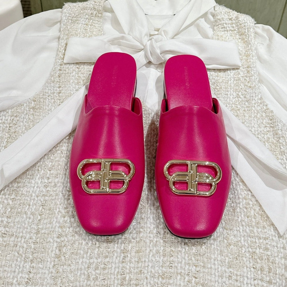 FLAT MULES IN DEEP PINK SMOOTH CALFSKIN GOLD BUCKLE