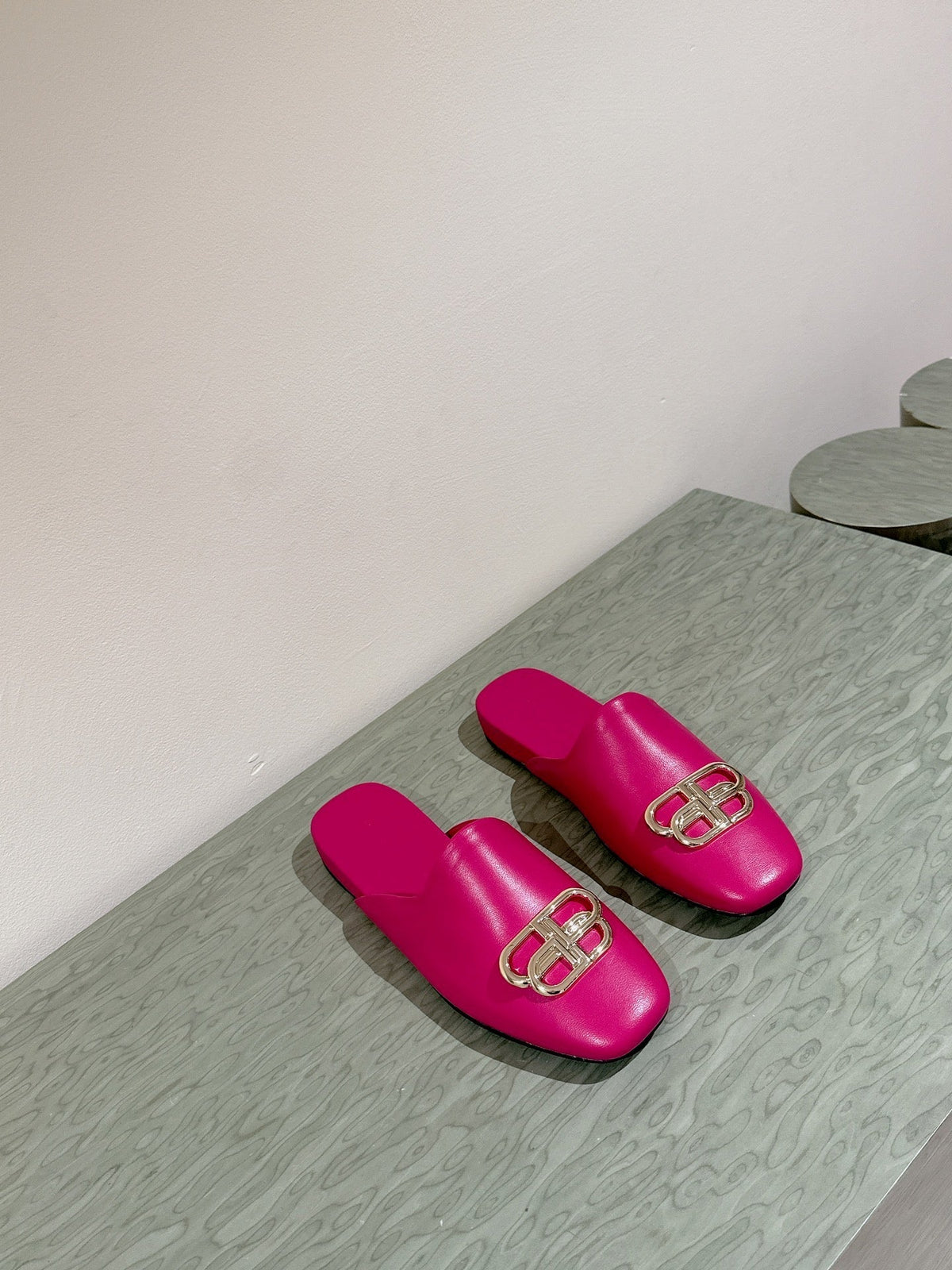 FLAT MULES IN DEEP PINK SMOOTH CALFSKIN GOLD BUCKLE