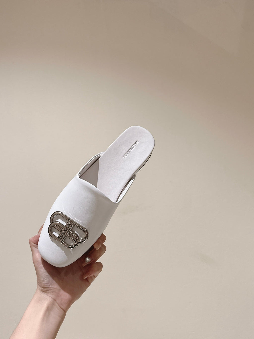 FLAT MULES IN WHITE SMOOTH CALFSKIN SILVER BUCKLE