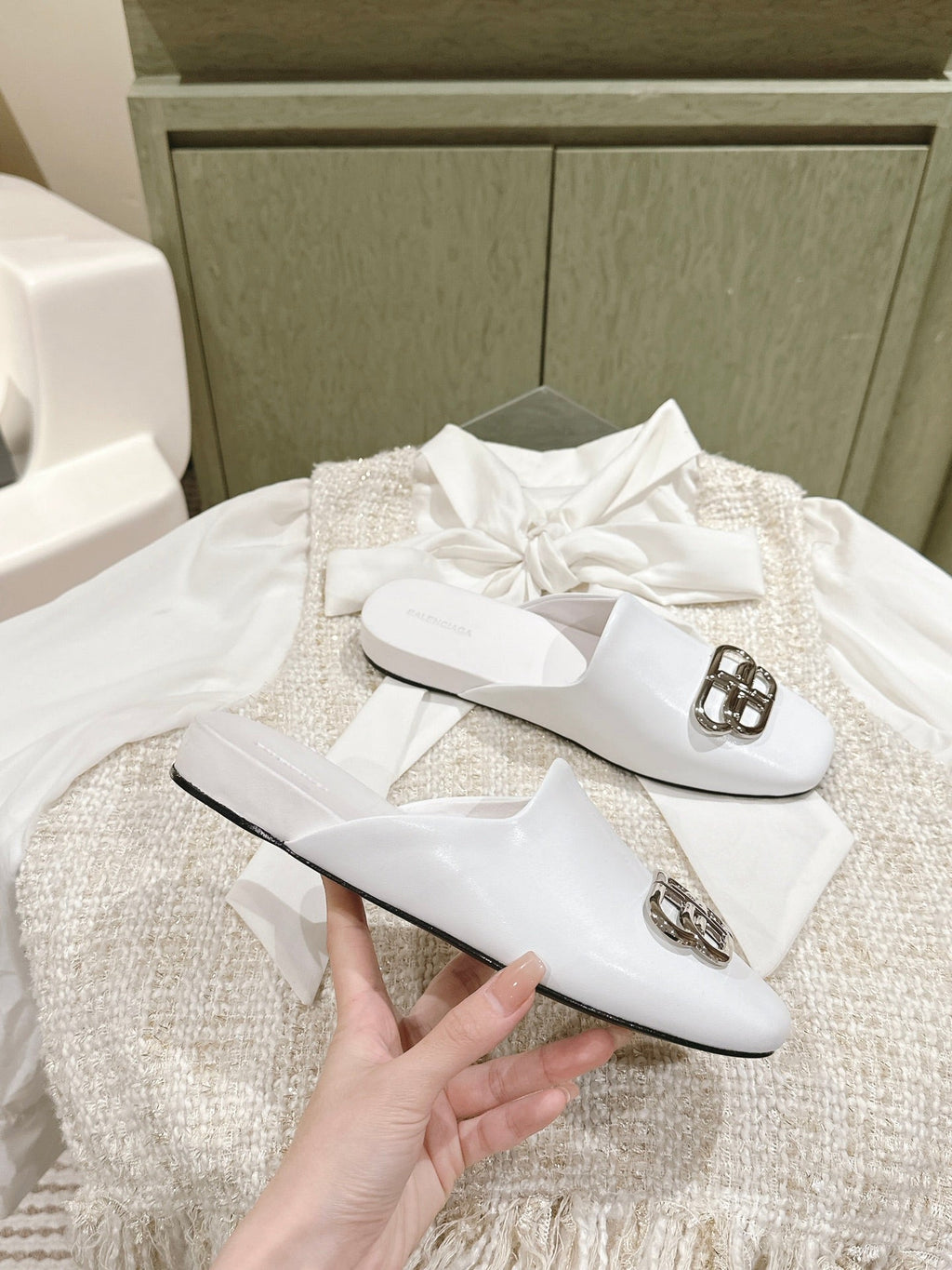 FLAT MULES IN WHITE SMOOTH CALFSKIN SILVER BUCKLE