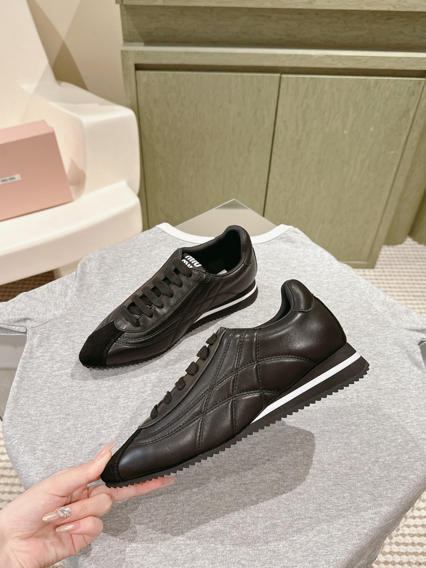 Miu Low-top Pointed Toe Sneakers Black Cowhide Suede 445540