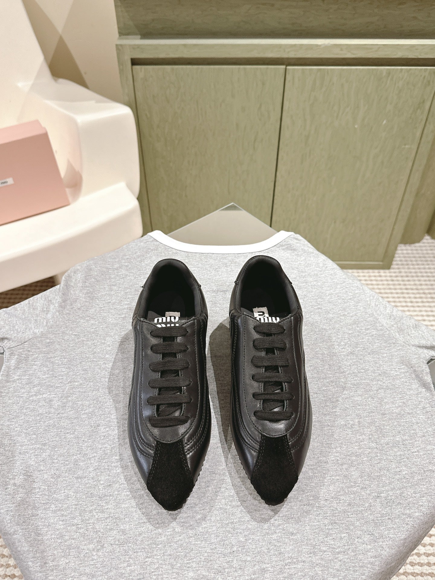 Miu Low-top Pointed Toe Sneakers Black Cowhide Suede 445540