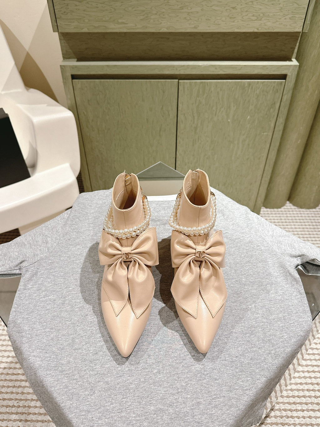CC 24A Pearl Bow Ankle Boots 65mm Beige Sheepskin 447469