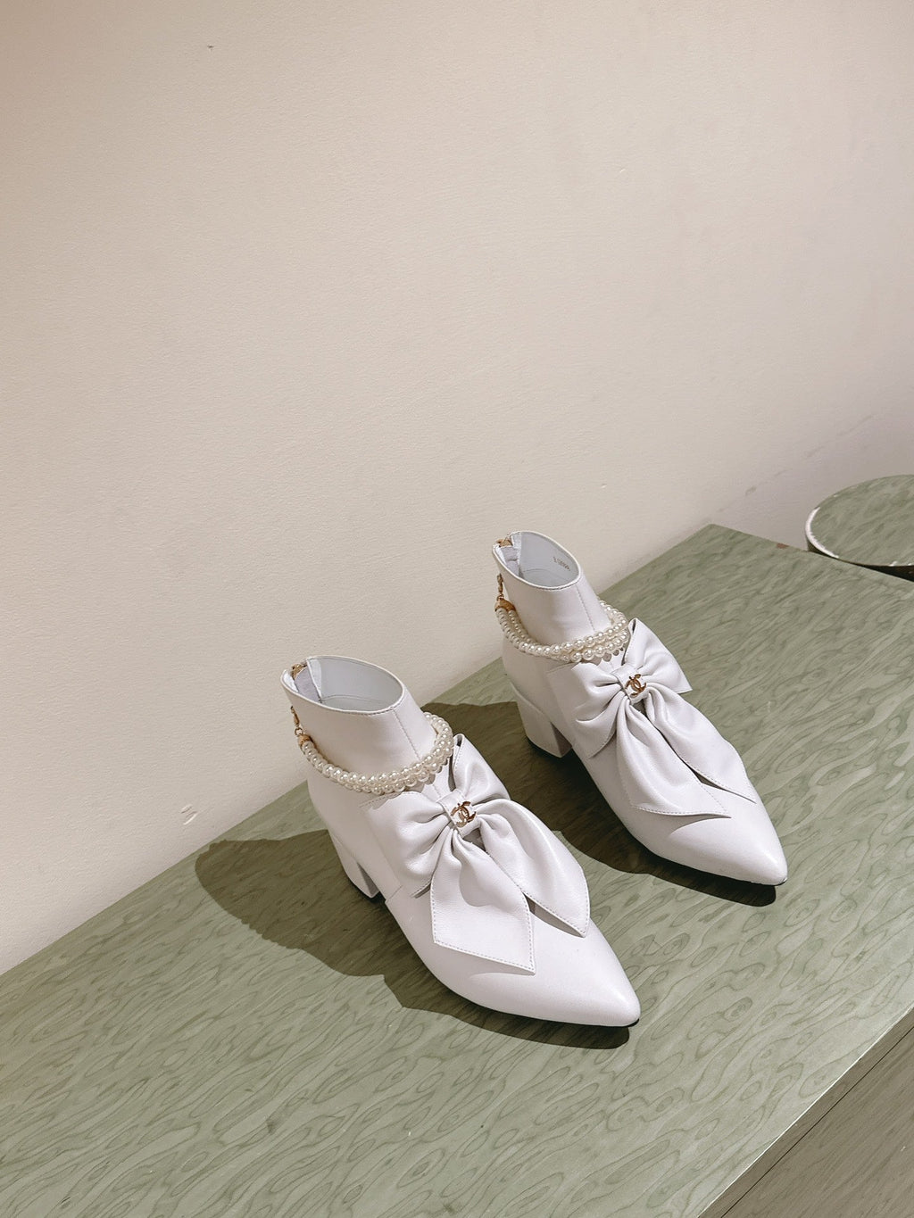 CC 24A Pearl Bow Ankle Boots 65mm White Sheepskin 447470
