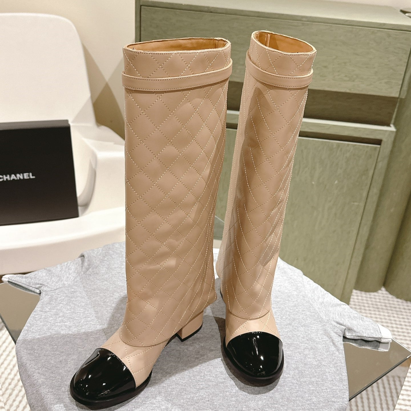 CC 24ss Fold-Over High Boots 40mm Beige Quilted Sheepskin 447475