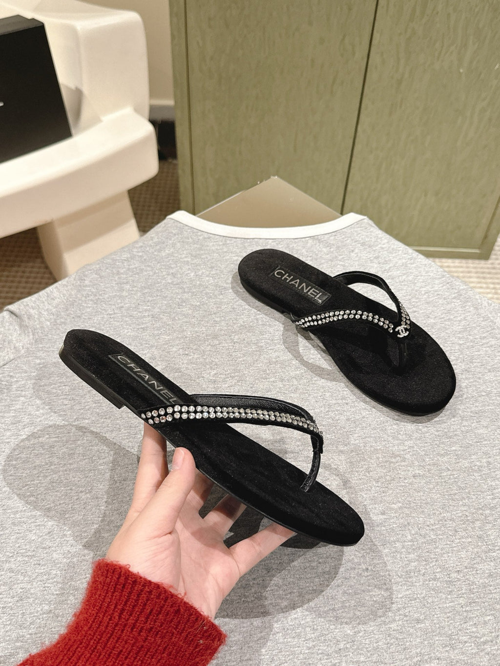 CC 25ss Rhinestone Thong Sandal Black Velvet 461637