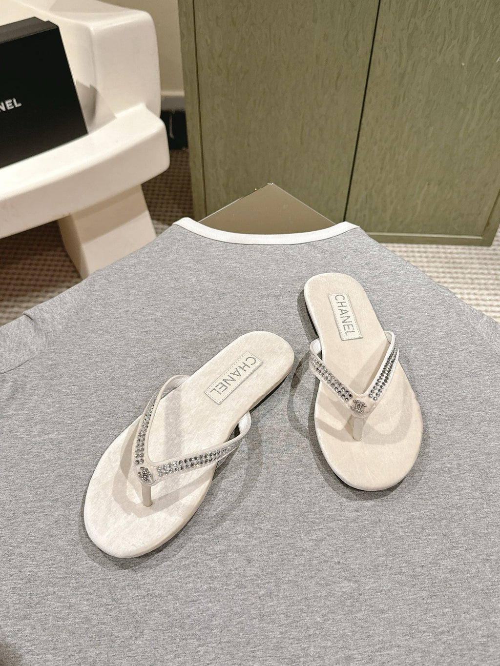 CC 25ss Rhinestone Thong Sandal Beige Velvet 461636