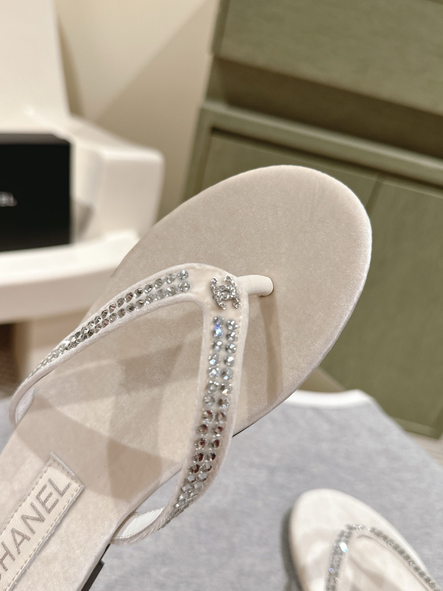 CC 25ss Rhinestone Thong Sandal Beige Velvet 461636