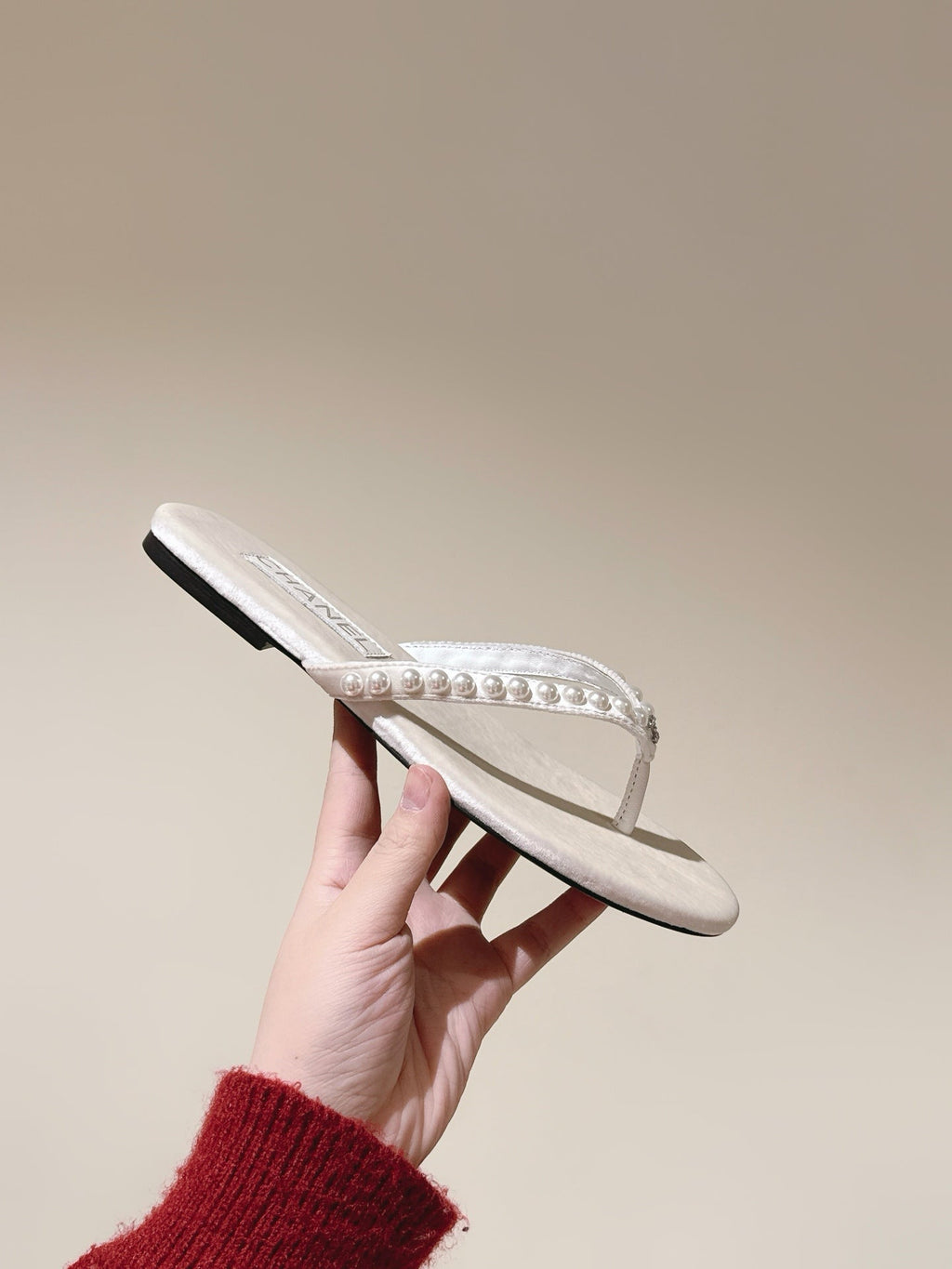 CC 25ss Pearl Thong Sandal Beige Velvet 461639
