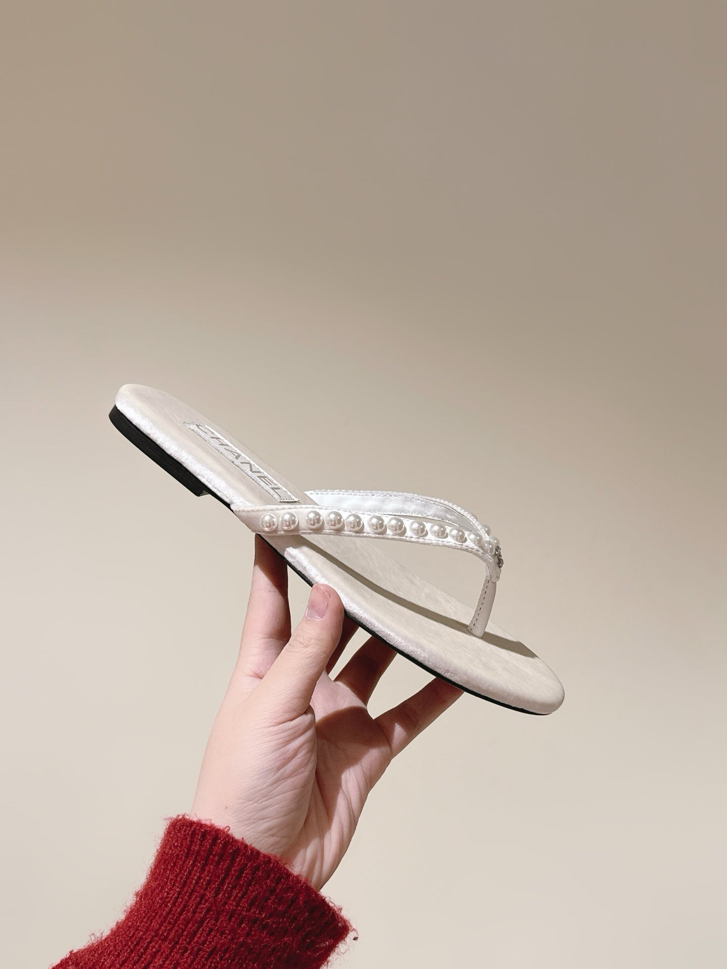 CC 25ss Pearl Thong Sandal Beige Velvet 461639